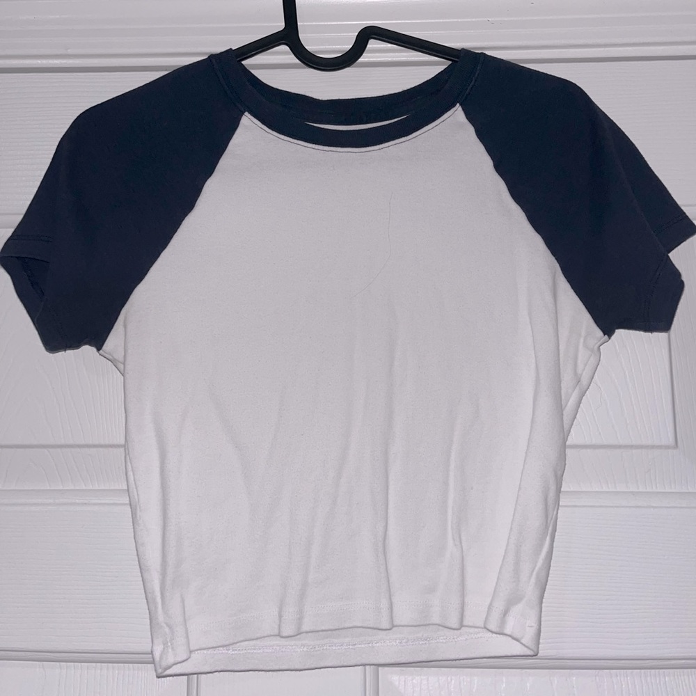 cropped navy + white baseball tee 🎀✨